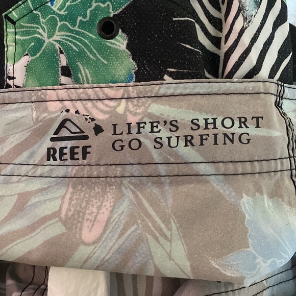 Men’s Reef lightweight shorts - Picture 3 of 3